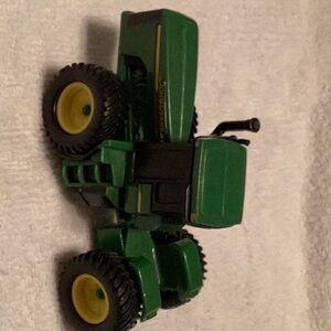 1:64 John Deere tractor